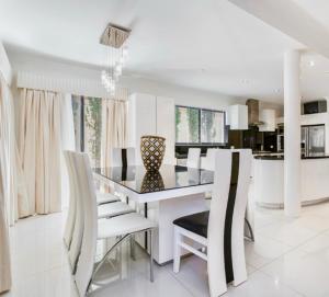 Luxury Villa W Pool & Spa 5 BEDROOMS廚房或簡易廚房