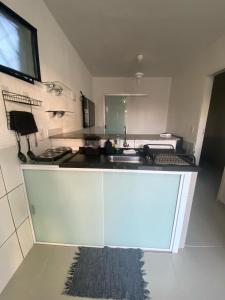 a kitchen with a sink and a counter top at Apartamento térreo próximo ao Iguatemi in Torto