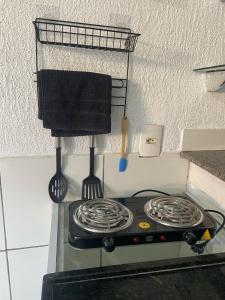 a stove top with utensils on it in a kitchen at Apartamento térreo próximo ao Iguatemi in Torto
