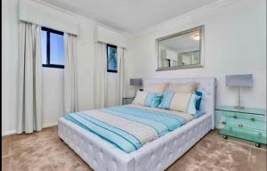 Luxury Villa W Pool & Spa 5 BEDROOMS房間的床