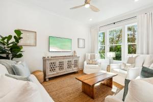 Μια τηλεόραση ή/και κέντρο ψυχαγωγίας στο 30A Hideaway by Stay on 30a - Pool, Bikes, Golf Cart