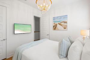 Ένα ή περισσότερα κρεβάτια σε δωμάτιο στο 30A Hideaway by Stay on 30a - Pool, Bikes, Golf Cart +28 φωτογραφίες