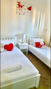 Luxury Villa W Pool & Spa 5 BEDROOMS房間的床