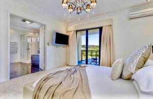 Luxury Villa W Pool & Spa 5 BEDROOMS房間的床