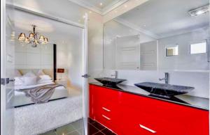 Coogee的住宿－Luxury Villa W Pool & Spa 5 BEDROOMS，相簿中的一張相片
