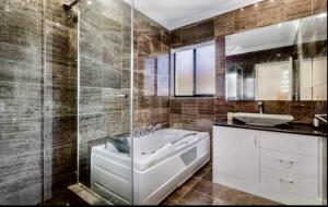 Luxury Villa W Pool & Spa 5 BEDROOMS衛浴