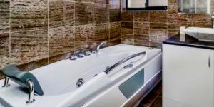 Luxury Villa W Pool & Spa 5 BEDROOMS衛浴