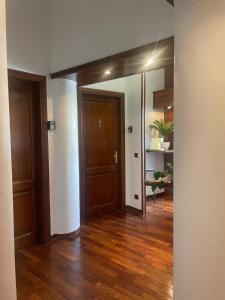 an empty room with a hallway with a wooden door at Dama Opera Elegantia Rooms in Rome +55 photos