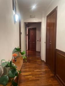 a hallway with a wooden floor and a door at Dama Opera Elegantia Rooms in Rome