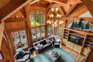 an overhead view of a living room in a log cabin at M-Hill Lodge Stevenson 98 in Stevenson