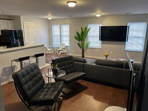 una sala de estar con un sofá y una mesa en Luxury Townhouse in Newark, en Newark
