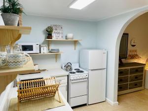 ナッソーにあるTangerine Sunsets Lisbonのキッチン(コンロ、白い冷蔵庫付)