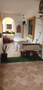 a living room with a table and a bench at SALICORNE 1 marina saidia appt in Saïdia