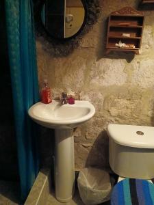 a bathroom with a sink and a toilet at Casa de la montaña El Pedregal de Sopó in Sopo +31 photos