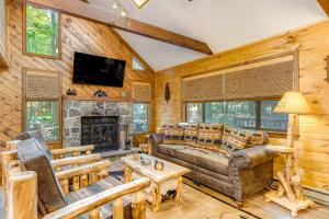 TV a/nebo společenská místnost v ubytování Game Room and Hot Tub Pine Bear Pocono Lake Cabin