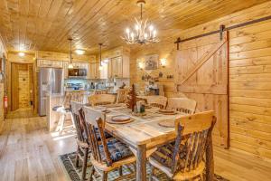 Fotografie z fotogalerie ubytování Game Room and Hot Tub Pine Bear Pocono Lake Cabin v destinaci Pocono Lake