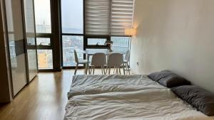 Ένα ή περισσότερα κρεβάτια σε δωμάτιο στο MODERN FLATS the YONGSAN EDITION