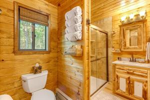 Koupelna v ubytování Game Room and Hot Tub Pine Bear Pocono Lake Cabin + 31 fotografií