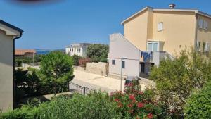 une vue d'une rue avec des maisons et des arbres dans l'établissement Apartment Relax, à Mandre