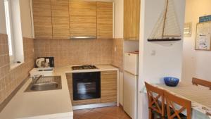 une cuisine avec un évier et une cuisinière four supérieur dans l'établissement Apartment Relax, à Mandre