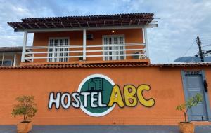 安格拉杜斯雷斯Hostel ABC的一座写着旅舍字样的建筑
