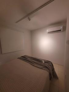een slaapkamer met een bed in een kamer bij Apartamento Urbano 02 dormitórios in Marília +20 foto's