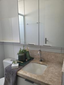 een badkamer met een wastafel en een witte kast bij Apartamento Urbano 02 dormitórios in Marília