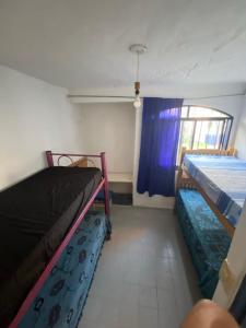 コスキンにあるApartamento El Gauchito en Cosquinの二段ベッド2台と窓のある寝室