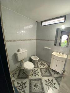 コスキンにあるApartamento El Gauchito en Cosquinのトイレと洗面台のあるバスルーム