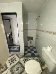 コスキンにあるApartamento El Gauchito en Cosquinのトイレと洗面台のあるバスルーム