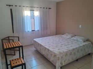 een slaapkamer met een bed en 2 stoelen. bij Casa in Socorro