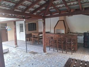 een keuken en eetkamer met een houten tafel en stoelen bij Casa in Socorro