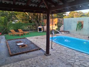 een achtertuin met een zwembad en een schommel bij Casa in Socorro