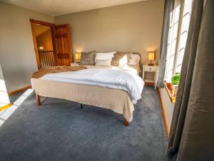 een slaapkamer met een groot bed in een kamer bij Lake House in Newport Maine in Loon Island +72 foto's