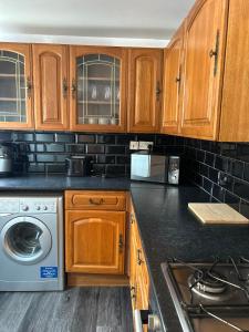 Η κουζίνα ή μικρή κουζίνα στο Perfect stays Telford 4 bed