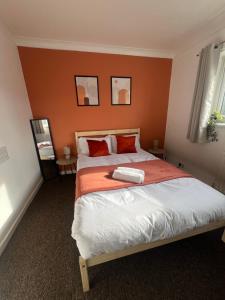 Ένα ή περισσότερα κρεβάτια σε δωμάτιο στο Perfect stays Telford 4 bed