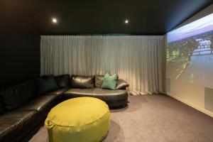 Ruang duduk di Kāinga Rua by Sotheby's Luxury Rental Homes