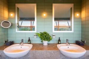 Bilik mandi di Kāinga Rua by Sotheby's Luxury Rental Homes +10 gambar