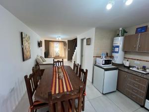 a kitchen and dining room with a table and chairs at Del Camino. Hospedaje Temporal in Zapala