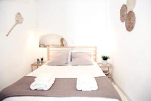 une chambre avec un lit avec deux serviettes dessus dans l'établissement Studio in the Heart of Mykonos Town, à Mykonos