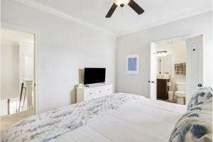 Un dormitorio blanco con una cama y un ventilador de techo. en HYDR Comfy Condo Less2 mi to OM, en Oxford 15 fotos más