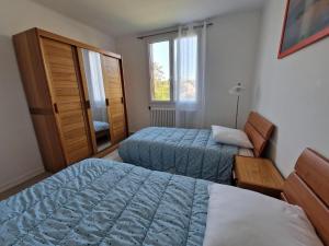 sypialnia z dwoma łóżkami i oknem w obiekcie Breton cottage, 500 m beach, Penvénan, Pink Granite Coast-ex TUI w mieście Penvénan