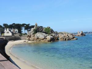 plaża z latarnią morską na skalistej wyspie w obiekcie Breton cottage, 500 m beach, Penvénan, Pink Granite Coast-ex TUI w mieście Penvénan +7 zdjęć