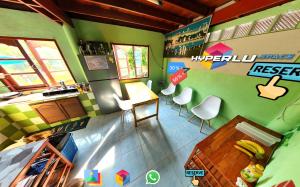 Habitación con escritorio y sillas. en HyperLuˢᵖᵃᶜᵉ, en Ko Kood 14 fotos más