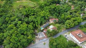 イタチアイアにあるChalé do Riacho Penedoの森の中の家の空中写真