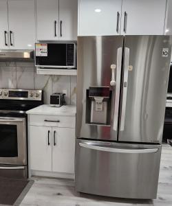 Η κουζίνα ή μικρή κουζίνα στο 2 bedrooms luxury basement suite close to Calgary airport
