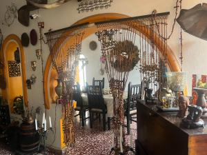 ein Esszimmer mit großem Spiegel und Esstisch in der Unterkunft Mendoza’s GUESTHOUSE in Santa Ana