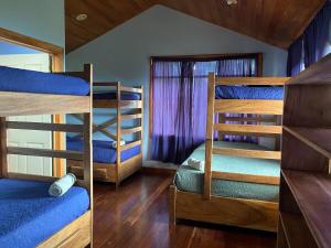Zimmer mit 3 Etagenbetten in einem Haus in der Unterkunft Calandria Mountain House in Monteverde Costa Rica