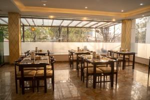 加德满都Hotel Black Diamond - Transit Point Inside Airport的餐厅里有桌椅和窗户。