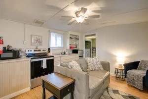 Dapur atau dapur kecil di Seascapes Cottage 1-Bed by the Sea w fireplace